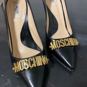 Moschino black leather pump with gold logo